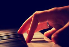 开云体育:你什么冠军?比达尔伸两根手指回应球迷辱骂:我有两座美洲杯.